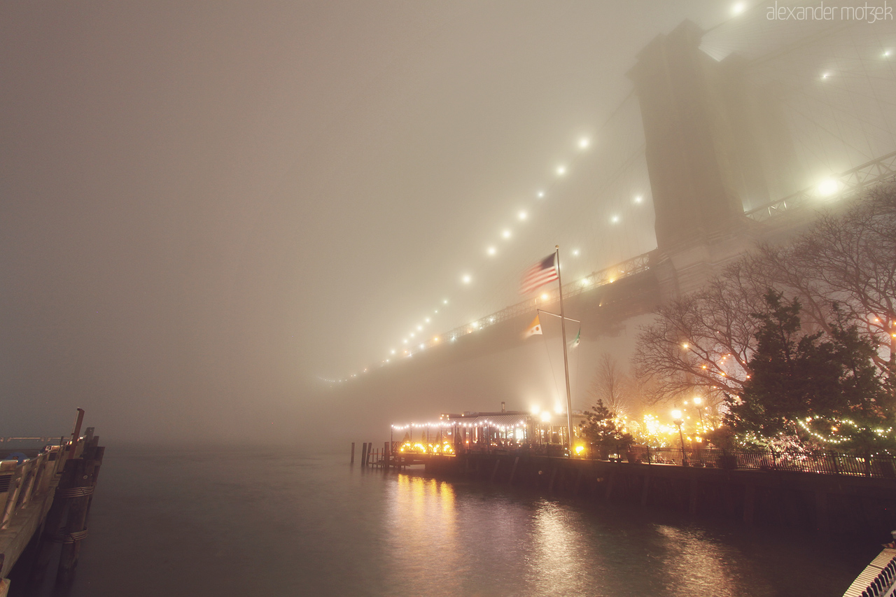 Foto von Blick aus Dumbo nach Manhattan bei Nebel